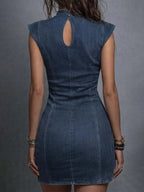 Mini-robe moulante en jean pur coton avec découpes
