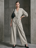 Jumpsuit aus Baumwollmischung mit weitem Bein, tiefem V-Ausschnitt und Tunnelzug in der Taille