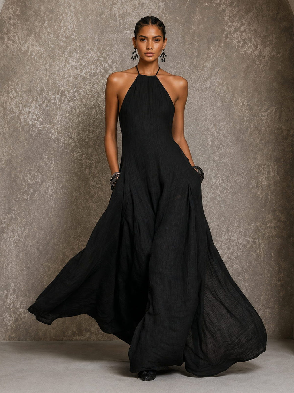 Robe longue fluide noire à encolure américaine