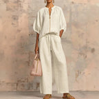 Completo due pezzi composto da blusa in lino con cerniera e pantaloni a gamba larga.