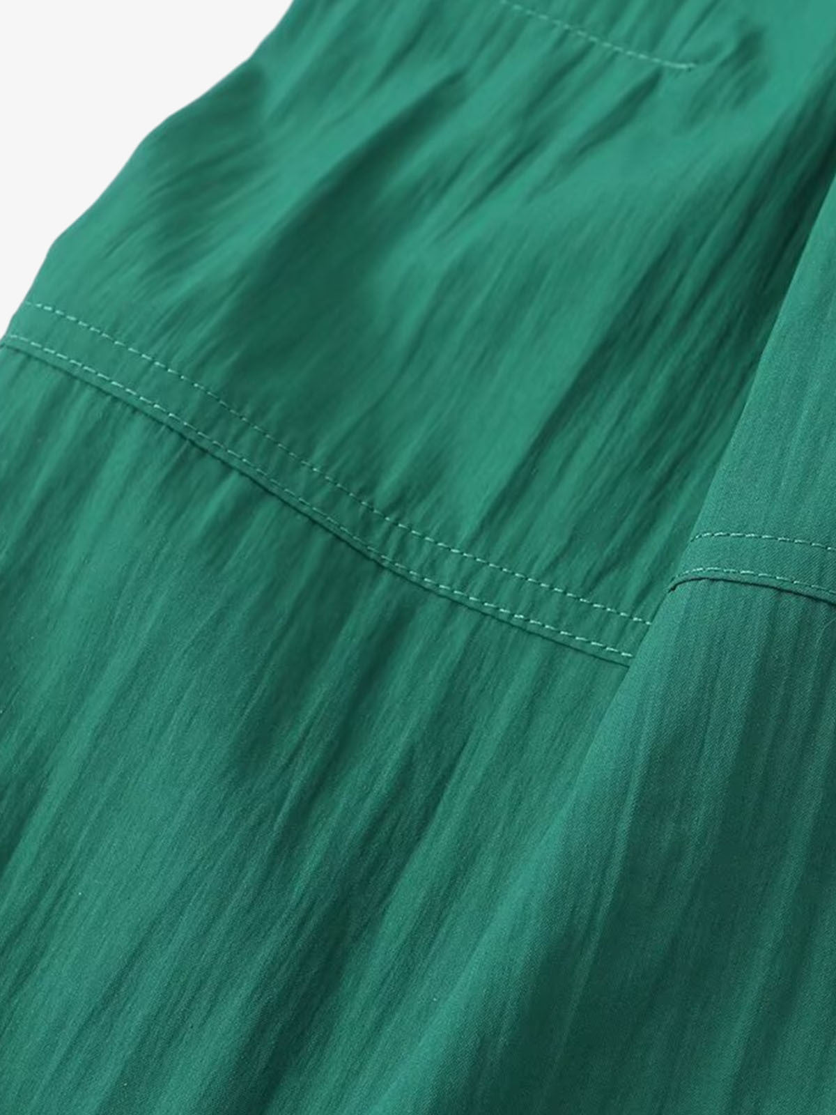 V-Ausschnitt-Hemdblusenkleid mit tailliertem Schnitt und seitlichen Taschen