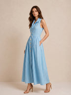 Hellblaues ärmelloses Leinen-Maxikleid mit Knopfleiste