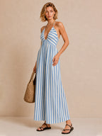 Mono ancho a rayas con escote halter y escote en V profundo.
