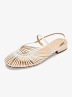 Sandalias planas de charol con tiras y detalle de puntera trenzada
