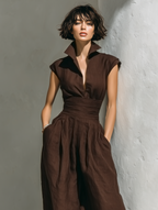 Leinen-Jumpsuit mit weitem Bein und tiefem V-Ausschnitt