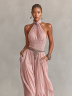 Combinaison-pantalon longue en mousseline de soie à dos nu avec plis et ceinture chaîne pour femme