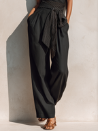 Seiden-Jumpsuit mit One-Shoulder und gestreiftem Gürteldetail – Eleganter Jumpsuit mit weitem Bein für Damen