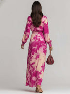 Romantisches rosenrotes geblümtes langes V-Ausschnitt-Kleid mit Bindeband an der Taille