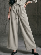 Jumpsuit aus Baumwollmischung mit weitem Bein, tiefem V-Ausschnitt und Tunnelzug in der Taille