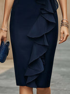 Marineblaues Etuikleid aus Chiffon mit Rüschen