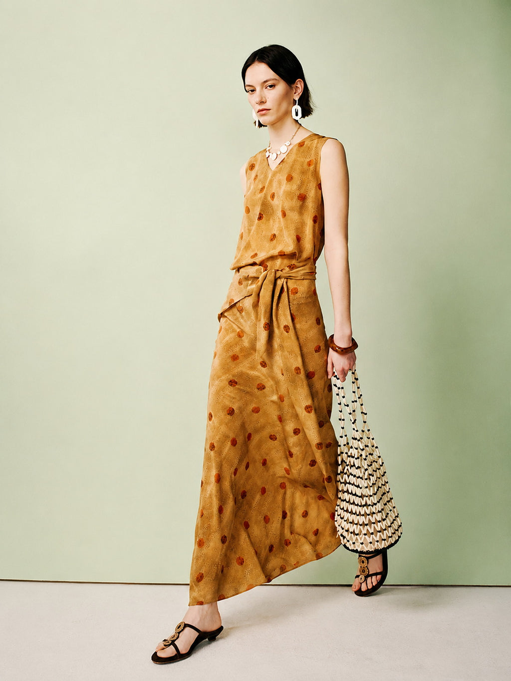 Robe longue en satin de soie à pois et taille à nouer