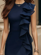Marineblaues Etuikleid aus Chiffon mit Rüschen