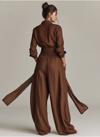 Leinen-Jumpsuit mit weitem Bein, Taillengürtel und Umlegekragen