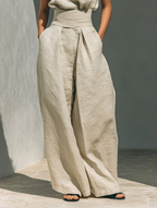 Completo da donna moderno e minimalista composto da top senza maniche a collo alto in lino e pantaloni a gamba larga.