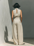 Completo da donna moderno e minimalista composto da top senza maniche a collo alto in lino e pantaloni a gamba larga.