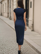 Vestido midi de satén de seda con encaje y escote en V, con abertura lateral. Elegante vestido de noche para mujer.
