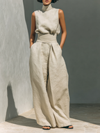 Completo da donna moderno e minimalista composto da top senza maniche a collo alto in lino e pantaloni a gamba larga.
