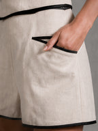 Conjunto de chaleco y pantalón corto con ribete en contraste