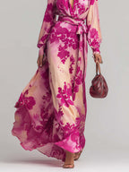 Romantisches rosenrotes geblümtes langes V-Ausschnitt-Kleid mit Bindeband an der Taille