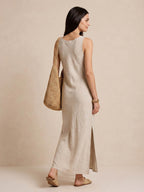 Ärmelloses Leinenkleid mit seitlichem Schlitz
