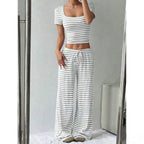 Gestreiftes bauchfreies Oberteil mit weiter Hose Set