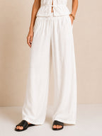 Conjunto de top halter de rayón y pantalones de pierna ancha: un conjunto veraniego ideal para cualquier ocasión.
