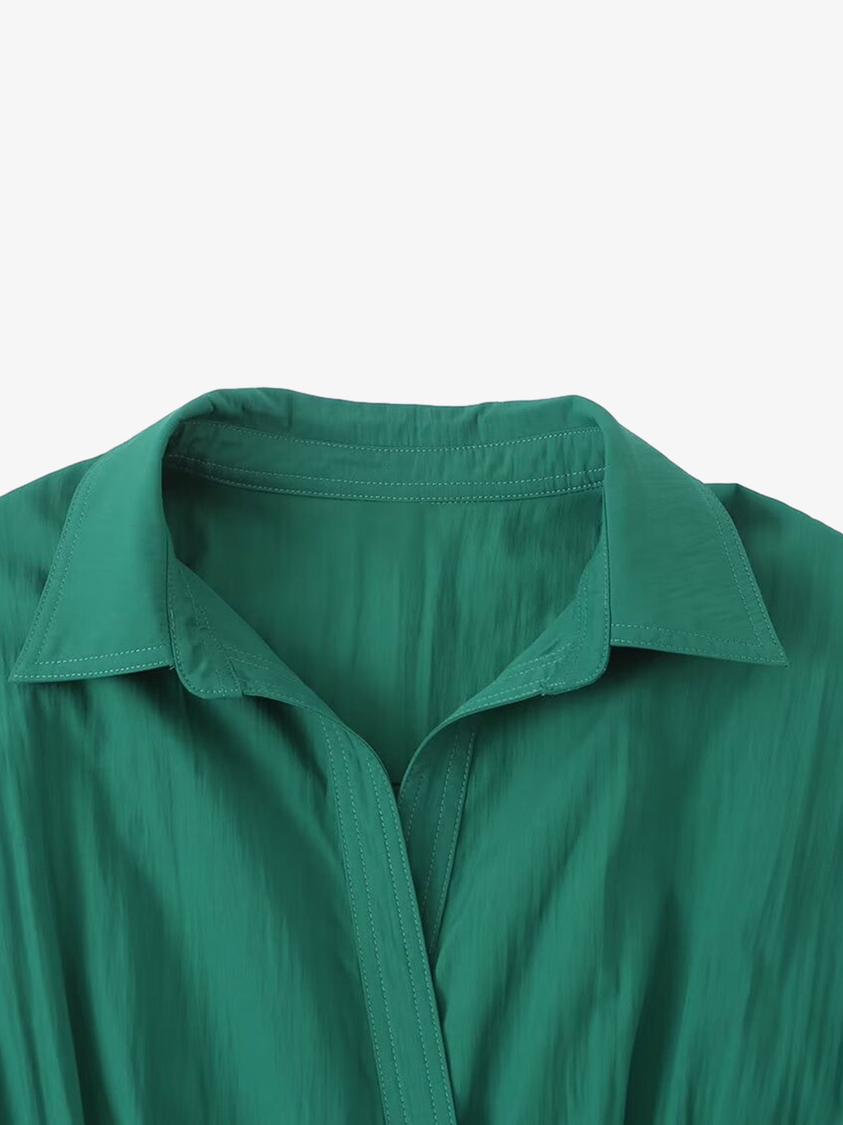 V-Ausschnitt-Hemdblusenkleid mit tailliertem Schnitt und seitlichen Taschen