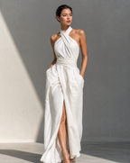 Neckholder-Maxikleid mit Raffungen in der Taille und Schlitz