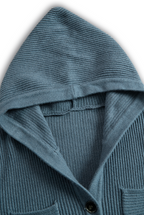 Geripptes Strick-Kapuzenkleid mit langen Ärmeln, Knopfleiste vorne und Taschen