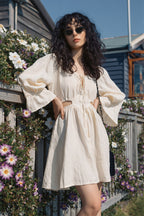 Baumwoll-Leinen-Mischung Weit Geschnittenes Minikleid mit eckigem Ausschnitt, Puffärmeln und Cut-out-Detail