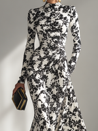 Elegantes, schwarz-weiß geblümtes, langärmeliges Meerjungfrauenkleid aus Stretch-Crêpe-Stoff für formelle Anlässe