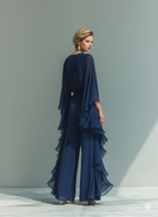 Vestido largo de gasa con mangas largas y volantes en capas para mujer. Elegante vestido de noche formal azul marino con mangas tipo capa.