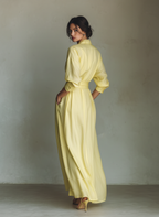 Seiden-Satin-Wickelmaxikleid mit Taillengürtel und tiefem V-Ausschnitt für elegante Anlässe