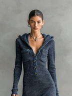 Geripptes Strick-Kapuzenkleid mit langen Ärmeln, Knopfleiste vorne und Taschen