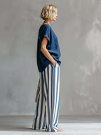 Blaue gestreifte Leinenhose mit weitem Bein