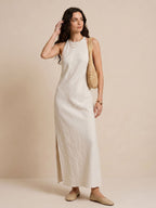 Ärmelloses Leinenkleid mit seitlichem Schlitz