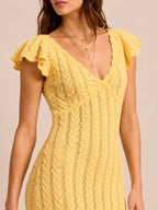 Abito midi giallo in maglia di cotone e lino con scollo a V e maniche a volant.