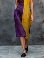 Vestido midi sin mangas de lino con bloques de color, bajo asimétrico y bolsillos laterales.