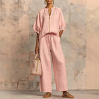 Completo due pezzi composto da blusa in lino con cerniera e pantaloni a gamba larga.