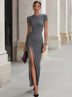 Graues gerafftes Maxi-Kleid mit Seitenschlitz