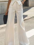 Seidenweißer ärmelloser Overall mit weitem Bein, Cut-Out vorne und Schleifendetail an der Taille