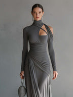 Abito lungo elasticizzato a maniche lunghe, collo alto, drappeggiato e con dettaglio cut-out.