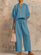 Completo due pezzi composto da blusa in lino con cerniera e pantaloni a gamba larga.