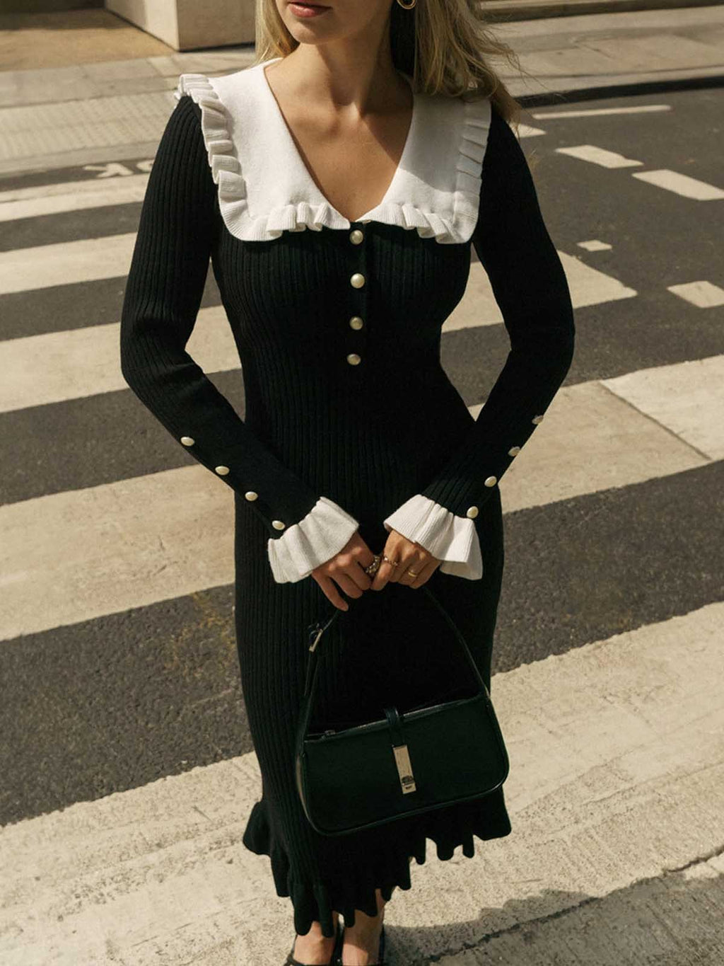 Französisches Midi-Strickkleid mit Rüschenkragen