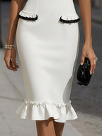 Weißes Midikleid mit schwarzen Rüschen
